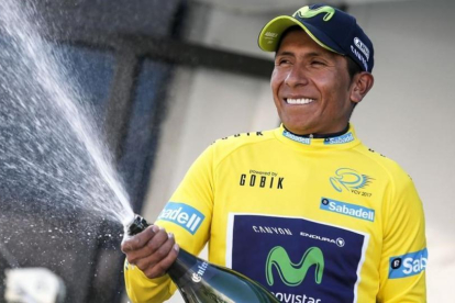 El ciclista colombiano del equipo Movistar, Nairo Quintana,  celebra en el podio de Valencia su victoria en la 68ª edicion de la Volta a la Comunitat Valenciana.-EFE