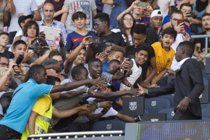 Los aficionados saludan a Dembélé en el palco del Camp Nou.-JORDI COTRINA