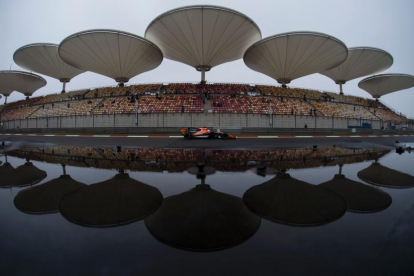 Fernando Alonso rodando por el circuito de Shangai.-AFP
