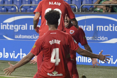 Derik marcaba el que era momentáneamente el segundo gol del Numancia en Riazor.-Área 11