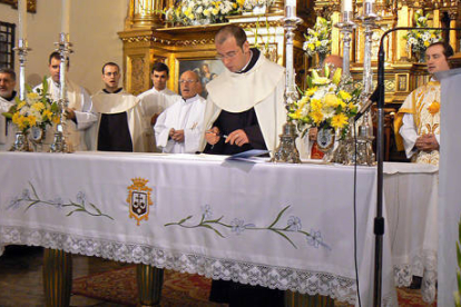 Fray David firma en el altar de la Iglesia del Carmen la cédula de profesión después de las letanías. / ÍÑIGO SALINAS-