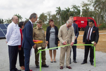 El principe Carlos de Gales en parque solar de La Habana, Cuba.-EFE