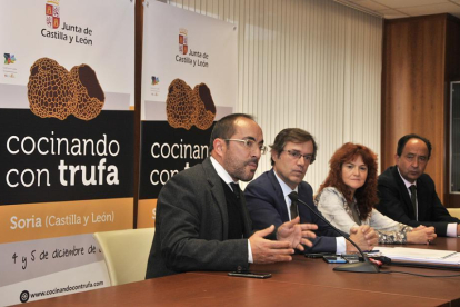 Rey, Ramírez, Calvo y López Represa tras la reunión preparatoria del concurso internacional.-VALENTÍN GUISANDE