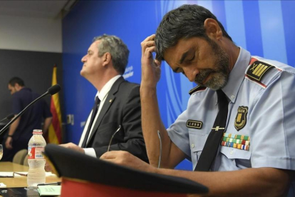 El conseller de Interior, Joaquim Forn, y el major de los Mossos, Josep Lluís Trapero, en la rueda de prensa de este jueves.-LLUIS GENE (AFP)