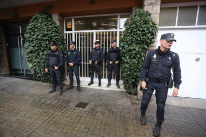 Agentes de la Policía Nacional ante la casa de Jordi Pujol Soley, en General Mitre.-DANNY CAMINAL