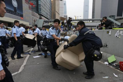 Agenets de policía desmontan la acampada de los activistas prodemocracia.-Foto: REUTERS/ BOBBY YIP
