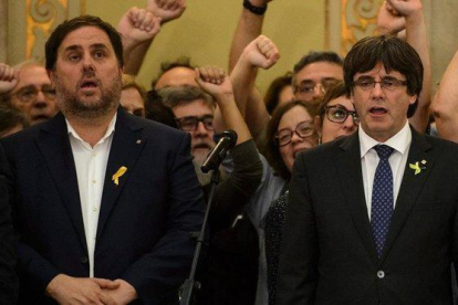 Oriol Junqueras y Carles Puigdemont, el 27 de octubre del 2017.-ROSER VILALLONGA (ACN)