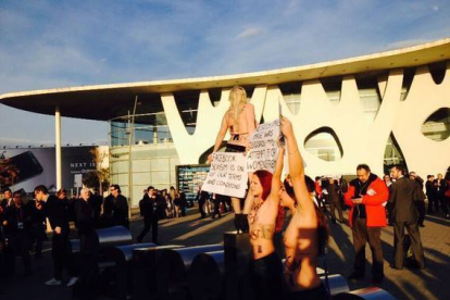 Protesta de las mujeres de Femen a las puertas del Mobile World Congress, este lunes.-Foto:   CARLES GONZALEZ I NOGUERAS