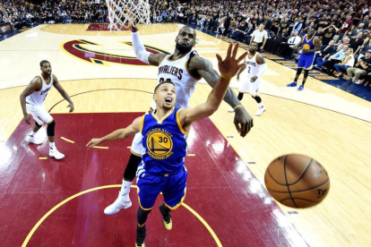 Tapón de LeBron James a Stephen Curry.-Bob Donnan / USA Today Sports