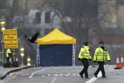 Agentes de policía, en el puente de Westminster, este jueves.-REUTERS / DARREN STAPLES