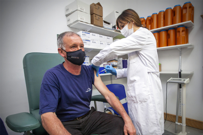 Un soriano recibe una dosis de vacuna frente al Covid. MARIO TEJEDOR
