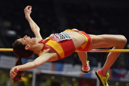 Beitia, en uno de sus saltos en Belgrado.-AFP / ANDREJ ISAKOVIC