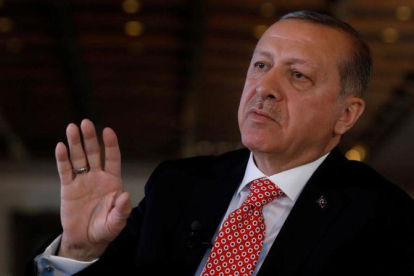 El presidente de Turquía, Recep Tayyip Erdogan, durante una entrevista con Reuters en el Palacio Presidencial, en Ankara, el 25 de abril.-REUTERS / UMIT BEKTAS