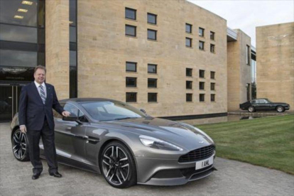 El presidente de la compañía con un modelo Aston Martin.-EL PERIÓDICO/ ARCHIVO