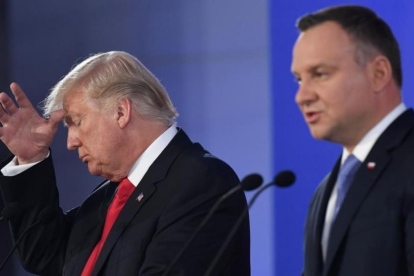 Trump, con su homólogo polaco, Duda, durante la rueda de prensa.-SAUL LOEB