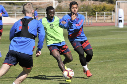 Yeboah, que podría regresar al once del Numancia, y Gus Ledes, baja por sanción, en el entrenamiento de ayer en el anexo de Los Pajaritos.-Valentín Guisande