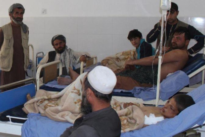 Heridos en el bombardeo, atendidos en un hospital de Kunduz.-REUTERS