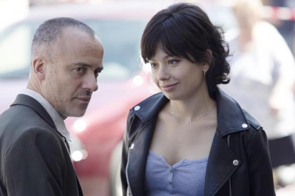 Javier Gutiérrez y Anna Castillo, en el rodaje de la serie de TVE-1 Estoy vivo.-EL PERIÓDICO