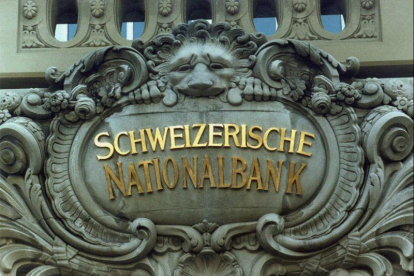 El logo del Banco Nacional de Suiza, en una sede situada en Berna.-EL PERIÓDICO (AP)