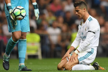 Cristiano Ronaldo, impotente a los pies de Adán, en el partido del miércoles en el Bernabéu-AFP / GABRIEL BOUYS