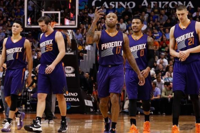 Los jugadores de los Suns, durante un encuentro.-AFP / CHRISTIAN PETERSEN