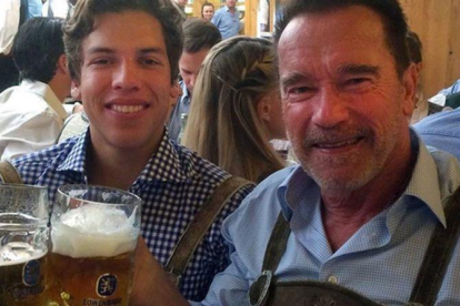 Schwarzenegger y su hijo Joseph Baena, en la fiesta de la cerveza de Múnich.-INSTAGRAM