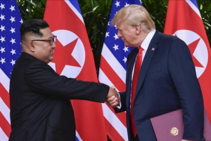 Kim Jong-un y Donald Trump tras firmar el acuerdo de Singapur el pasado 12 de junio.-SUSAN WALSH