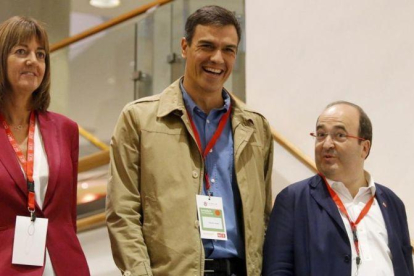 Idoia Mendia, líder del PSE, Pedro Sánchez y Miquel Iceta, este sábado en Bilbao.-EFE / LUIS TEJIDO