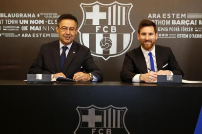 Messi y Bartomeu, en la firma de renovación.-EL PERIÓDICO