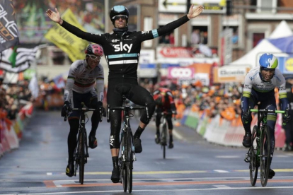 El holandés Wouter Poels (Sky) levanta los brazos como vencedor en Lieja.-AFP / KENZO TRIBOUILLARD