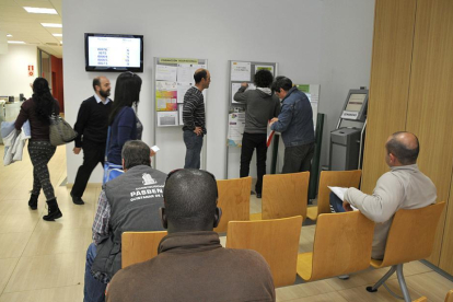 Varias personas en una oficina de empleo de Soria en una imagen de archivo.-VALENTÍN GUISANDE