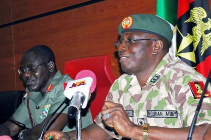 Imagen de archivo del jefe del Ejército de Nigeria, Tukur Buratai (a la izquierda).-Foto: AFP