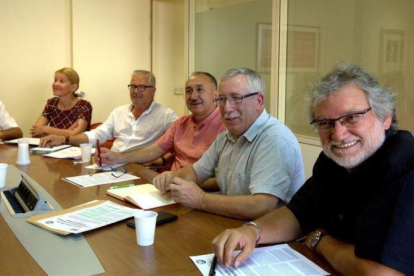 Ignacio Fernández Toxo y Josep Maria Álvarez, segundo y tercero por la derecha, con las ejecutivas de CCOO y UGT, ayer.-DAVID CASTRO