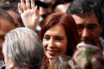 Cristina Fernández de Kirchner, a la salida de los juzgados donde fue a declarar, el 13 de abril, en Buenos Aires.-REUTERS / MARCOS BRINDICCI