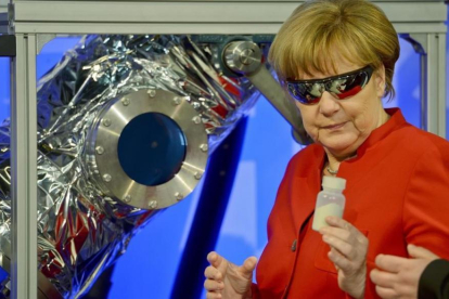 Angela Merkel, en el Centro Europeo de Astronautas, este miércoles.-AP / SASHA SCHUERMANN
