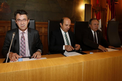 El presidente de la Diputación de León, Juan Martínez Majo, preside el Pleno Ordinario celebrado en la institución provincial-Ical