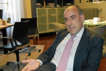 José María Hernández en su despacho de la Diputación de Palencia-Brágimo