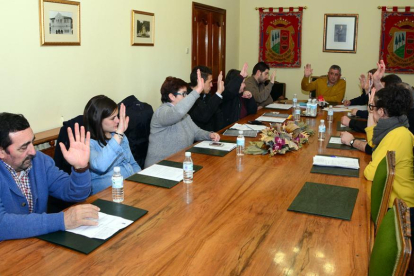 Corporación de San Leonardo en la votación de ayer.-A.M.