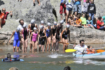 El domingo volverán los nadadores a las aguas de la Laguna Negra.-VALENTÍN GUISANDE
