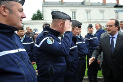 El presidente francés, François Hollande, saluda a varios gendarmes.-AFP / GUILLAUME SOUVANT