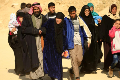 Familias iraquís huyen de Mosul.-REUTERS