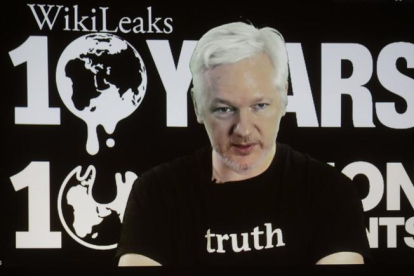Julian Assange, en una de sus aparición por videoconferencia.-MARKUS SCHREIBER / AP
