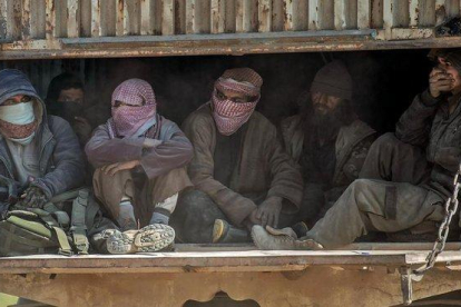 Traslado de yihadistas del Estado Islámico tras rendirse en Baghouz.-AFP