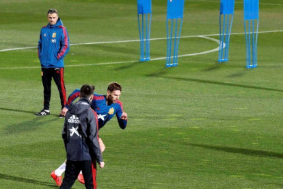 Luis Enrique presencia un entrenamiento en la concentración de la selección española.-EFE