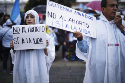 Unos 15.000 guatemaltecos se manifestaron en las calles para expresar su rechazo al aborto y apoyar la familia “natural”, en una marcha que la denominaron Guate por la vida y la familia.-SANTIAGO BILLY (AP)