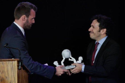 El directivo de HBO David Coupla (izquierda) recibe un galardón de José Antonio Gil, director de la Oficina de Patentes.-KENA BETANCUR (EFE)