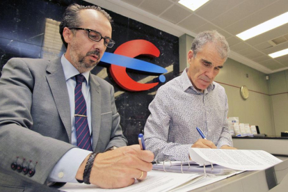 José Ángel Romera, director de Ibercaja Soria, y José Miguel Celorrio, director de Asamis firman el convenio.-MARIO TEJEDOR