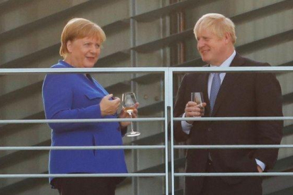 Merkel y Johnson, ayer en la sede de la cancillería en Berlín.-AFP / ODD ANDERSEN