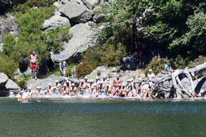 La Travesía a la Laguna Negra congregó ayer a un total de 221 nadadores. / Diego Mayor-