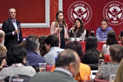 José Luis Díez e Isabel Paz, en pie, presentan sus vinos ante Cristina Aldavero, Alberto Rubio y una amplia concurrencia.-MARIO TEJEDOR
